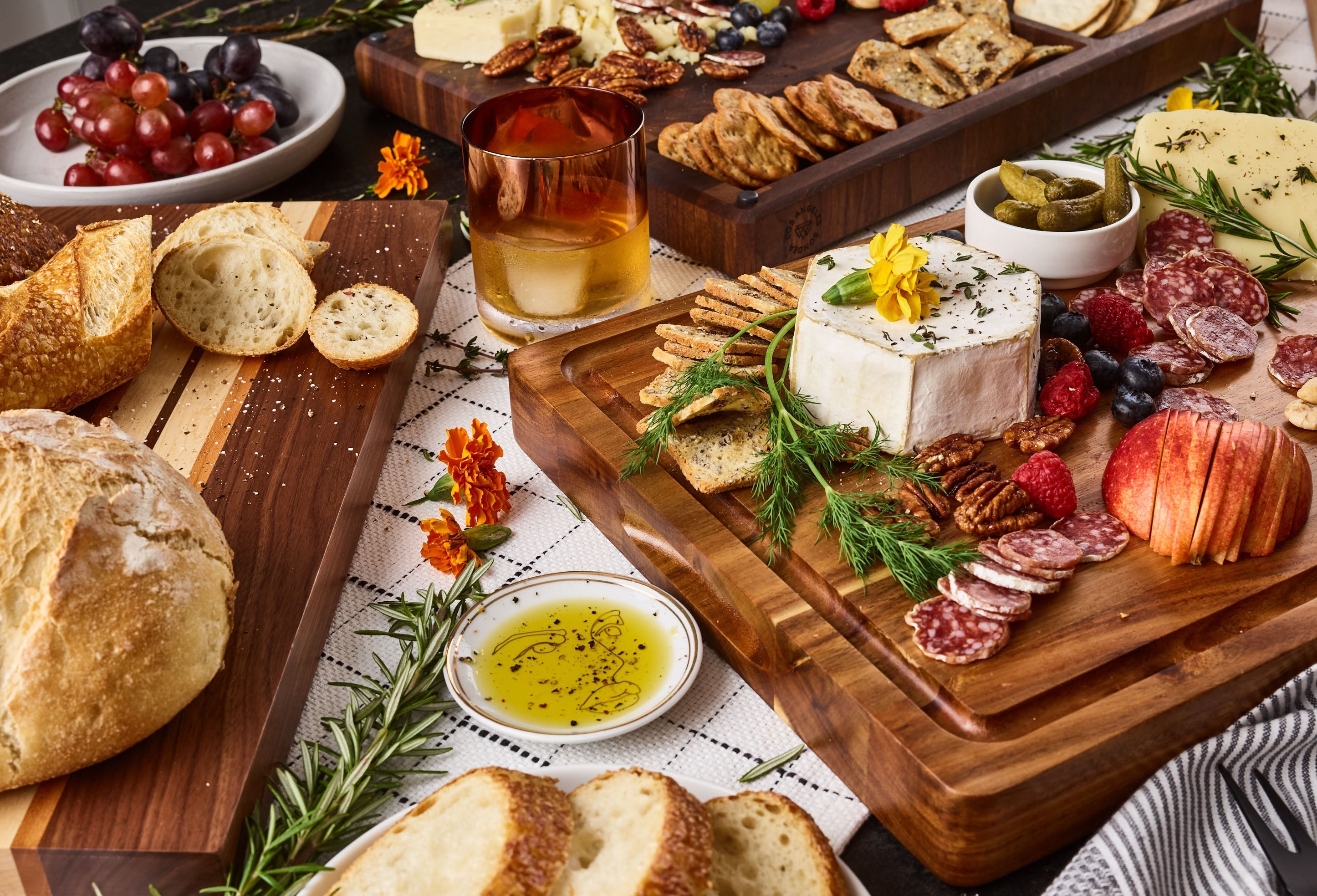 Foray in du Fromage: Types of Cheese Knives and How to Use Them